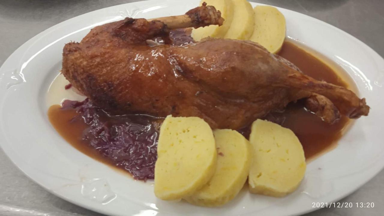 Mala Svata Hora - Penzion & Restaurace Mníšek pod Brdy 外观 照片