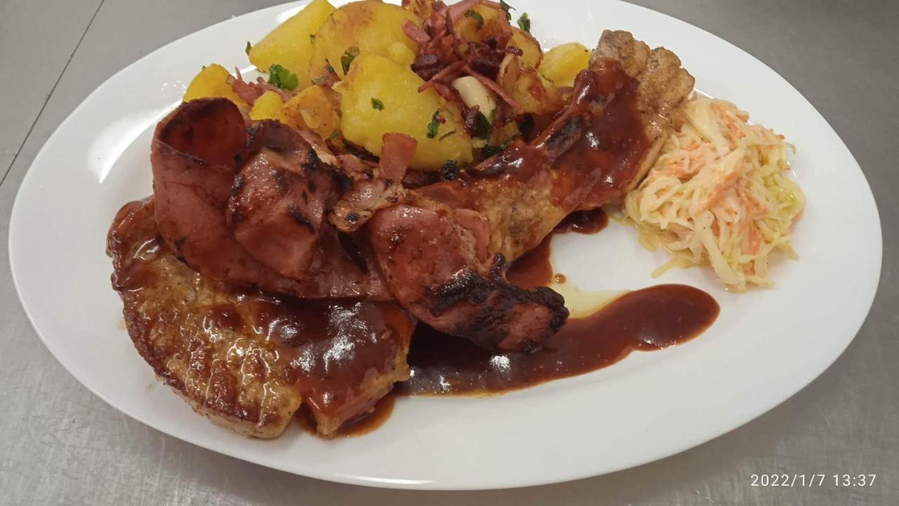 Mala Svata Hora - Penzion & Restaurace Mníšek pod Brdy 外观 照片