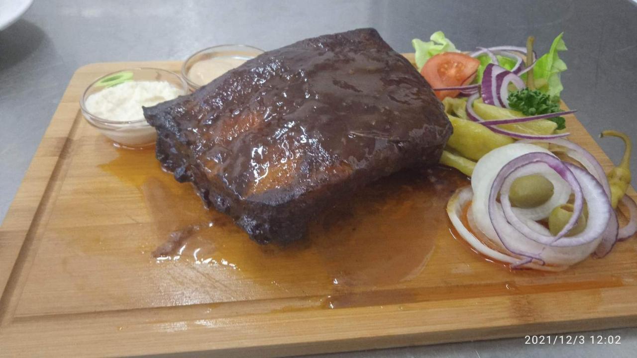 Mala Svata Hora - Penzion & Restaurace Mníšek pod Brdy 外观 照片