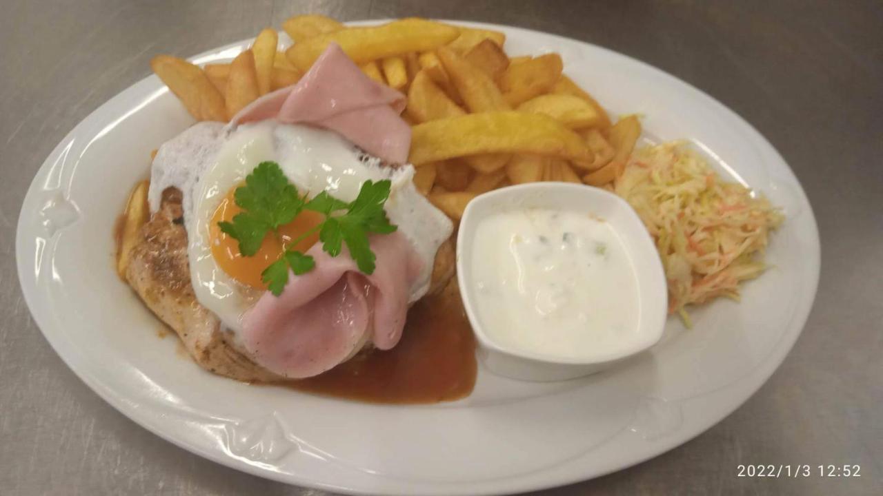 Mala Svata Hora - Penzion & Restaurace Mníšek pod Brdy 外观 照片