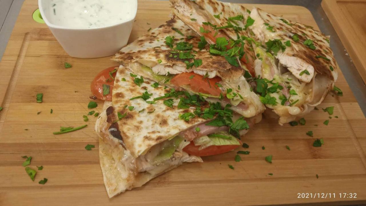 Mala Svata Hora - Penzion & Restaurace Mníšek pod Brdy 外观 照片