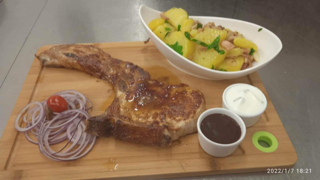 Mala Svata Hora - Penzion & Restaurace Mníšek pod Brdy 外观 照片